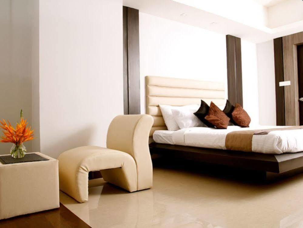 Imperial Regency Hotel Kochi Exterior foto