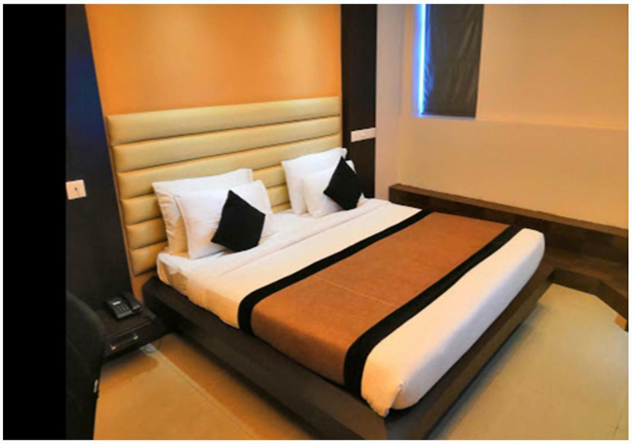 Imperial Regency Hotel Kochi Exterior foto