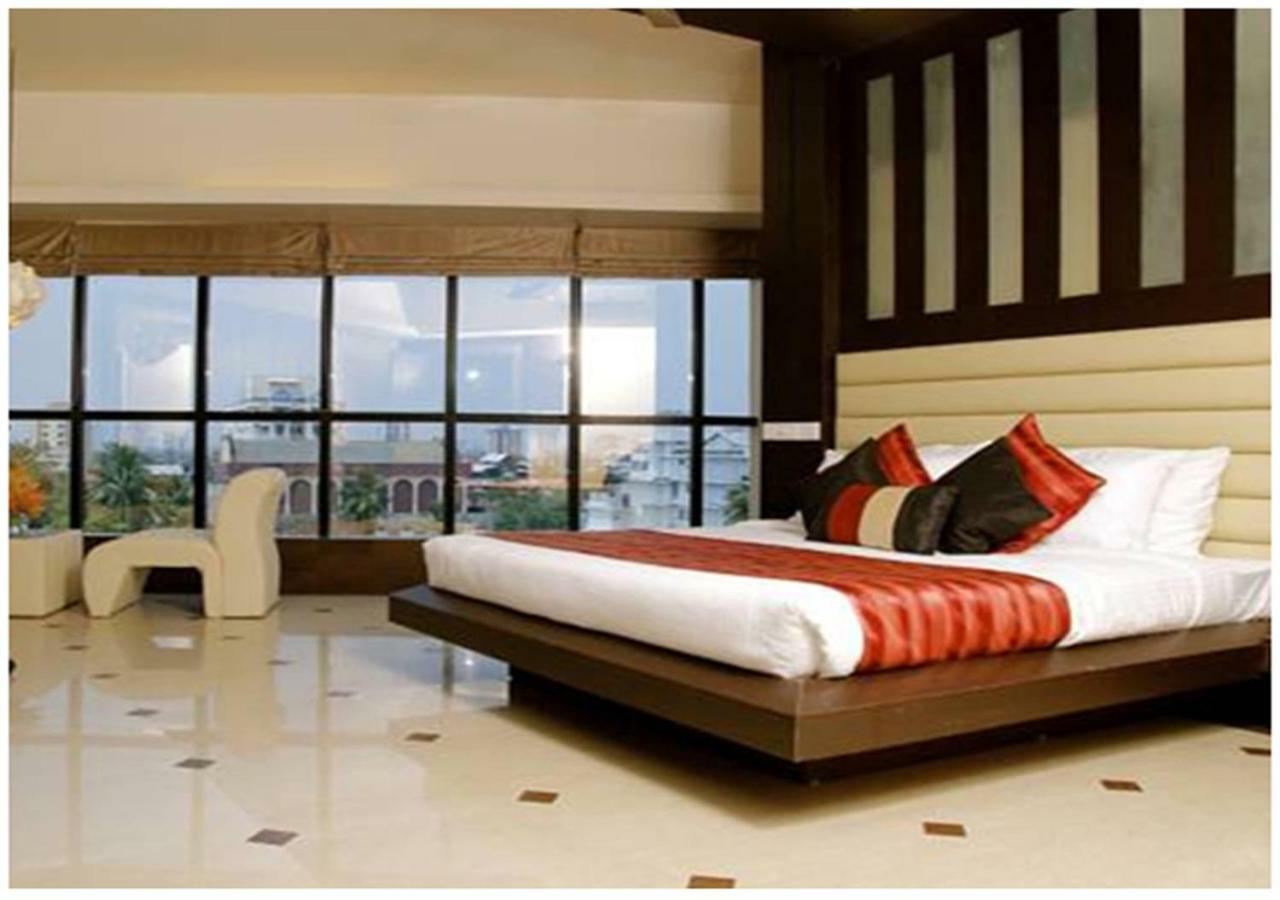 Imperial Regency Hotel Kochi Exterior foto